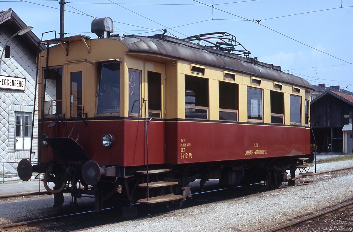 Im Juli 1973 wartet der ET 24.101 der Lokalbahn Lambach - Vorchdorf-Eggenberg im Bahnhof Vorchdorf-Eggenberg auf neue Aufgaben