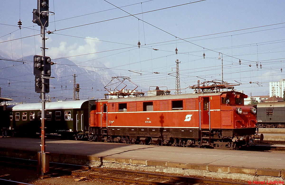 Im Juli 1977 verlsst 1670.104 mit einem Personenzug Richtung Arlberg den Innsbrucker Hauptbahnhof. Diese 1932 gelieferten Lokomotiven mit der Achsfolge (1A)'B(A1)' wurden bis 1983 von der Zfl. Bludenz eingesetzt.