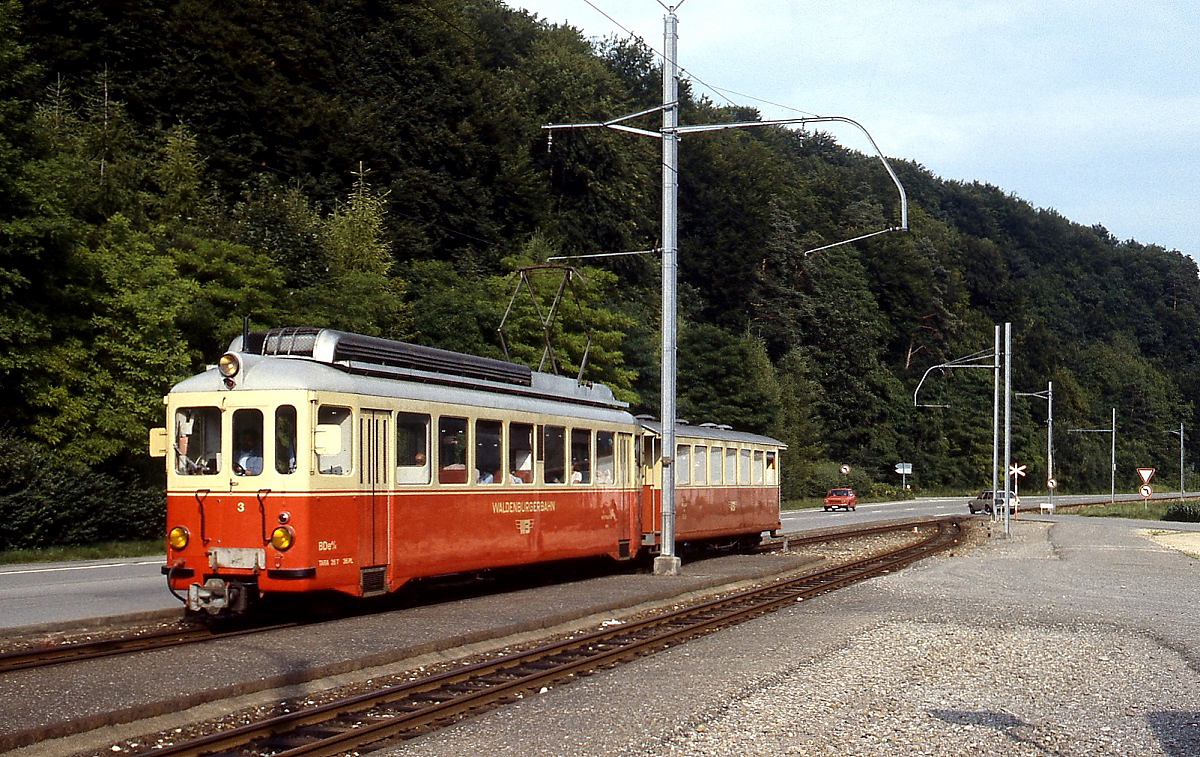 Im Juli 1983 fährt BDe 4/4 3 auf dem Weg von Liestal nach Waldenburg in Bubendorf Bad ein