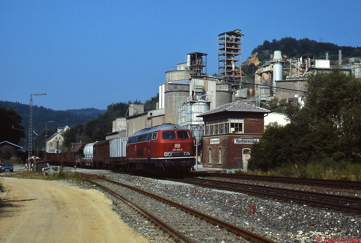 Im Juli 1985 durchfhrt 217 016-5 mit einem Gterzug den Bahnhof Hartmannshof