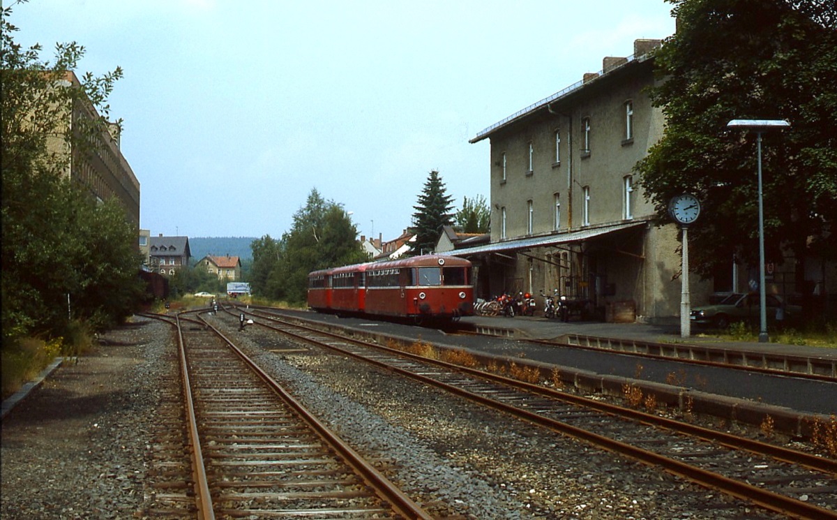 Im Juli 1985 steht eine 798-Garnitur abfahrbereit im Bahnhof Waldsassen. Bis 1945 ging es von hier weiter in das tschechische Cheb/Eger. Auf dieser Strecke verkehrten bis zum Ersten Weltkrieg auch Schnellzüge. Der Personenverkehr wurde am 31.05.1986 und der Güterverkehr am 10.10.1994 eingestellt.