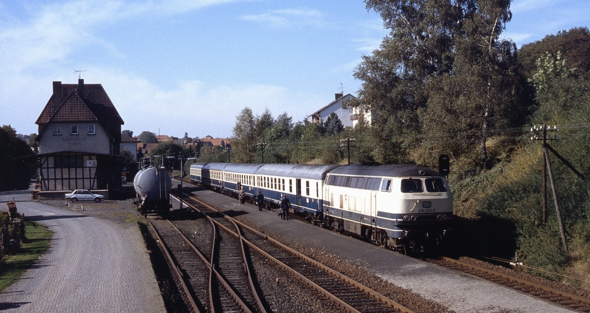 Im Juli 1986 hatte der kleine Ort Sachsenhausen (Waldeck) noch eine Fernverkehrsanbindung. Von Holland oder dem Ruhrgebiet konnte man umsteigefrei ins Waldecker Land reisen. D 2329 mit 216 222. 