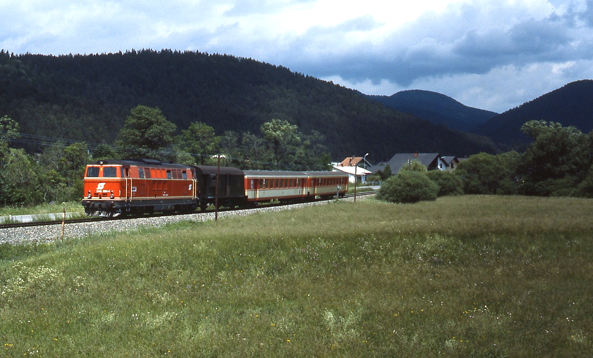 Im Juli 1987 ist eine 2143 mit einem Regionalzug nach Gutenstein unterwegs