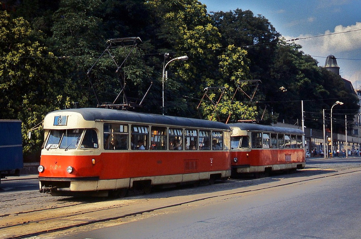 Im Juli 1989 setzte die Straßenbahn in Brno/Brünn noch einige Tatra T2 ein, wie hier den T2 1457 (?) und einen weiteren T2 auf der Linie 8. Bis spätestens Mitte der 1990er Jahre waren die letzten Exemplare verschwunden. Mir gefielen diese Triebwagen immer sehr gut, da sie im Gegensatz zum T3 ihrem Vorbild, dem PCC-Triebwagen, wesentlich ähnlicher sahen (auch wenn sich die Frontpartie inzwischen geändert hatte, u. a. Doppelscheinwerfer).