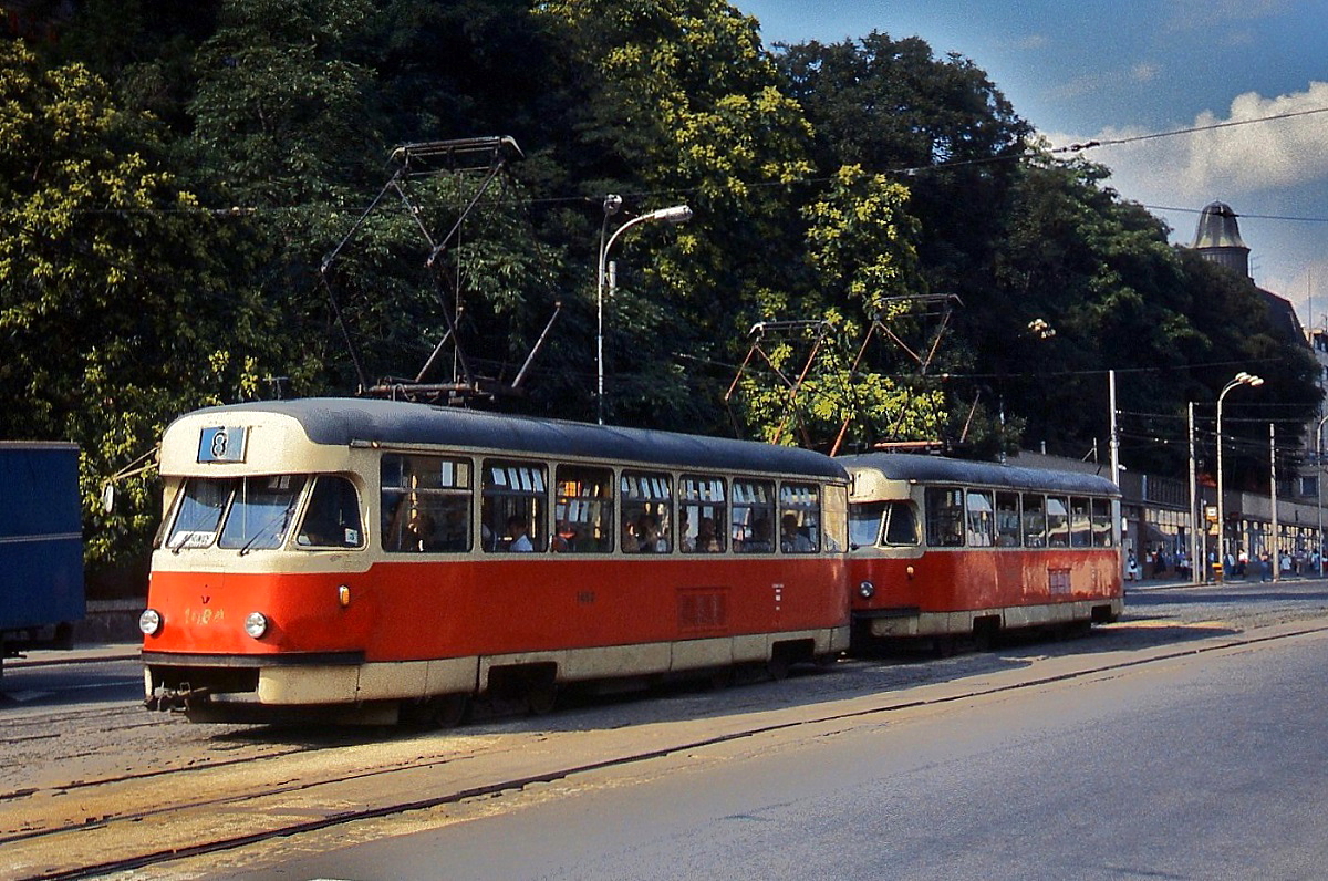 Im Juli 1989 setzte die Straßenbahn in Brno/Brünn noch einige Tatra T2 ein, wie hier den T2 1457 (?) und einen weiteren T2 auf der Linie 8. Bis spätestens Mitte der 1990er Jahre waren die letzten Exemplare verschwunden. Mir gefielen diese Triebwagen immer sehr gut, da sie im Gegensatz zum T3 ihrem Vorbild, dem PCC-Triebwagen, wesentlich ähnlicher sahen (auch wenn sich die Frontpartie inzwischen geändert hatte, u. a. Doppelscheinwerfer).