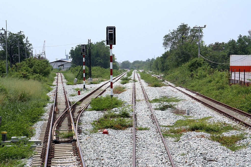 Im Juli 1989 wurde die Sattahip Port Station als Teil der Eastern Line von Chachoengsao Junction eröffnet. Früher verkehrten hier nur Güterzüge, bis Sattahips Rolle als Handelshafen abnahm und der Bahnbetrieb eingestellt wurde. Dies führte dazu, dass Personenzüge am Bahnhof Ban Phlu Ta Luang endeten und der weitere Streckenabschnitt ganz stilllegt wurde. - Der Streckenabschnitt wurde am 10. November 2023 wiedereröffnet und am Standort der Sattahip Port Station eine neue Station errichtet und Sattahip Port Station in Chuk Samet umbenannt. - Dabei wurde eine neue Trasse zur jetzigen Chuk Samet Station errichtet welche in der alten Sattahip Port Station beim Strecken-Km. 195,80 abzweigt (im Bild vom 27.März 2025 das linke Gleis).