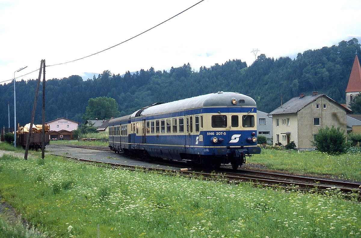 Im Juli 1991 verläßt 5146 207-5 den Endbahnhof Lavamünd in Richtung St. Paul. Bis zur Eröffnung der Jauntalbahn im Jahre 1964 verkehrten von hier Korridorzüge weiter über die naheliegende Grenze in das jugoslawische Dravograd/Unterdrauburg und von dort weiter nach Bleiburg. Der Personenverkehr zwischen St. Paul und Lavamünd endete 1997, der Güterverkehr 2001. Heute finden hier gelegentlich Sonderfahrten statt.