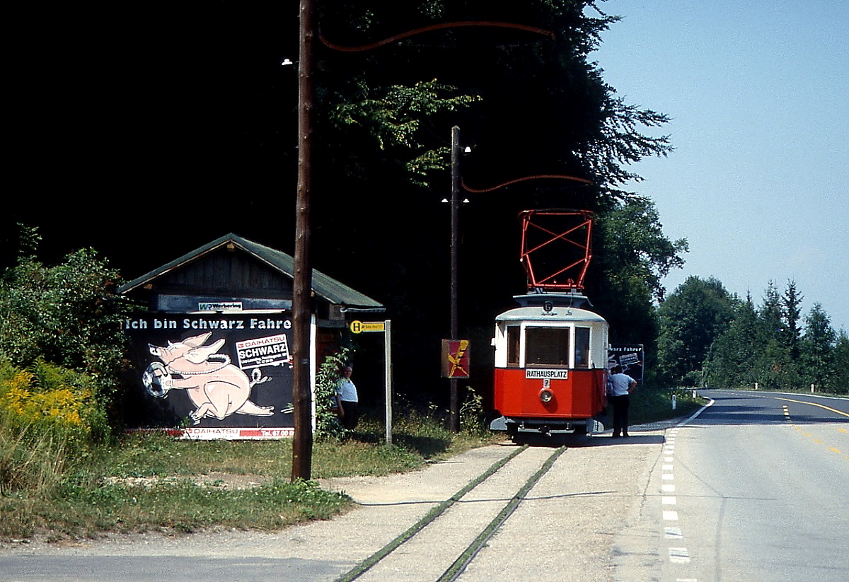 Im Juli 1991 wartet der Tw 7 der Florianerbahn in der Endhaltestelle Pichling auf Fahrgäste nach St. Florian. Zwischen 1913 und 1973 verkehrte die Lokalbahn Ebelsberg - St. Florian zwischen diesen beiden Orten. In Ebelsberg bestand Anschluss an die Linzer Straßenbahnen, beide Bahnen haben auch die Spurweite von 900 mm. Nach der Stilllegung erwarb die ÖGEG Fahrzeuge und Anlagen. 1988 wurde ein Museumsbahnbetrieb zwischen Pichling und St. Florian aufgenommen, der 2003 leider wieder eingestellt worden ist. Heute bewahrt der Club Florianerbahn in der Remise St. Florian Fahrzeuge und Erinnerungsstücke an die Bahn auf. Bei Tw 7 handelt es sich um den 1907 von der Grazer Waggonfabrik für die Straßenbahn Gmunden gebauten GM 7.