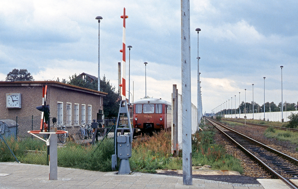Im Juli 1991 zeigte sich der Endhaltepunkt Berlin - Staaken noch wie zu DDR-Zeiten, nur mit dem Unterschied, dass man ungehindert fotografieren konnte. 772 171 wartet auf die Rückfahrt nach Dallgow-Döberitz.