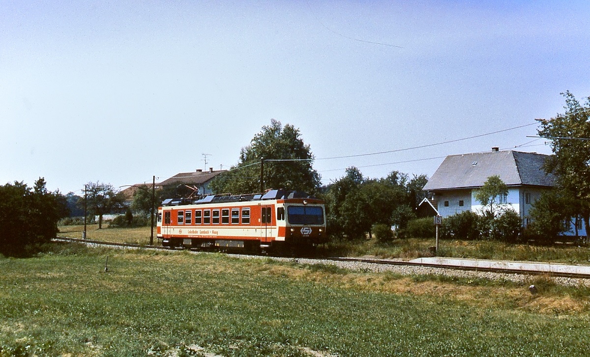 Im Juli 1992 ist der ET 25.104/ÖBB 4855.002 nach Lambach unterwegs. Der Triebwagen wurde 1989 gemeinsam mit dem ET 24.103/ÖBB 4855.001 von der ÖBB für die Lokalbahn Lambach - Haag beschafft und bis zur Stillegung am 12.12.2009 dort eingesetzt. Danach waren die beiden Fahrzeuge bis zur Abstellung 2016 zwischen Vöcklabruck und Kammer-Schörfling im Einsatz.