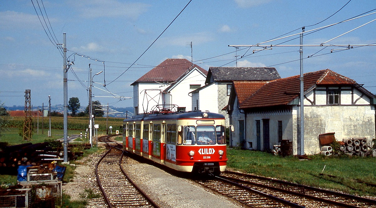 Im Juli 1992 fahren EB 22.230/ET 22.130 (ex Köln-Benzelrather Eisenbahn) in den Bahnhof Niederspaching ein