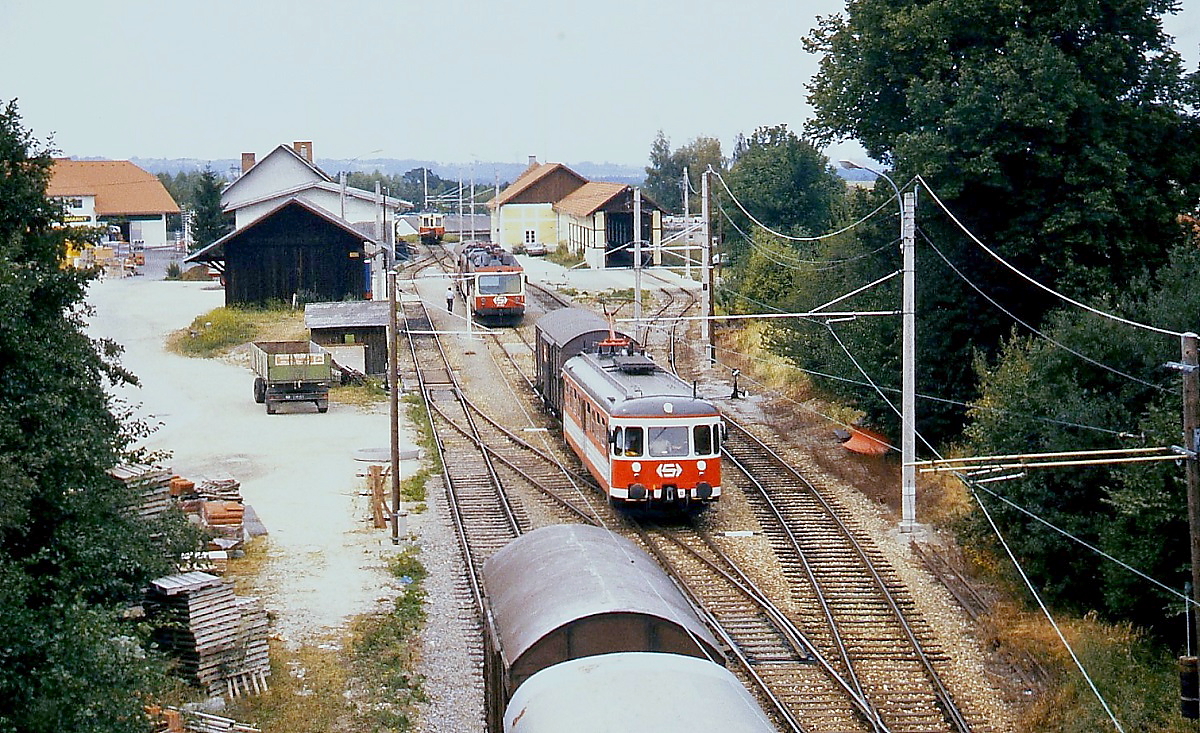 Im Juli 1992 verläßt ET 24.104 der Lokalbahn Lambach - Haag den Endbahnhof Haag am Hausruck, im Hintergrund ÖBB 4855.001/ET 25.103 und ET 25.102