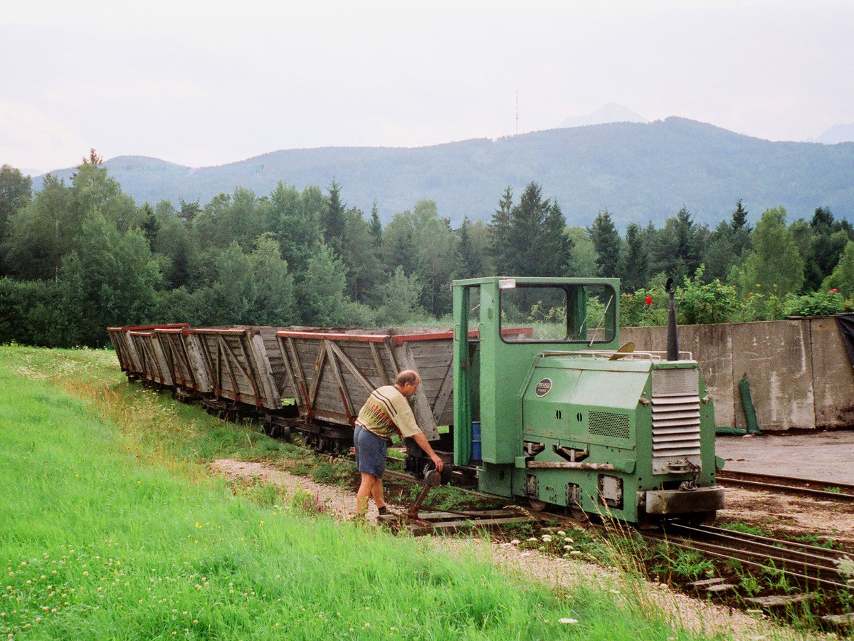 Im Juli 1996 war die Torfbahn von Adelstetten bei Freilassing noch in Betrieb. Der Rohstoff wurde in Holzloren vom Abbauort zu einer Verladeeinrichtung an der B304 gebracht. 