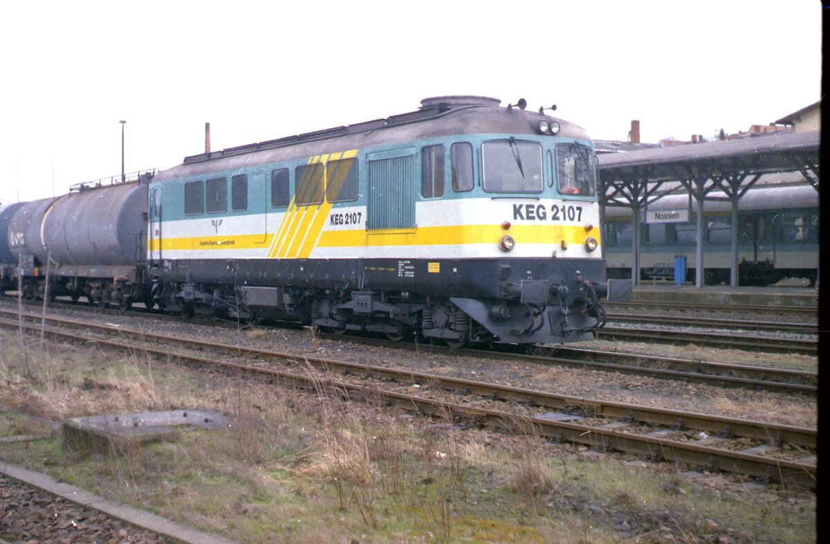 Im Juli 2002 wurde der Tankzug nach Nossen noch von der KEG bedient. Diese setzten die ehemals rumänischen 060 Da im Sandwichverfahren, hier die KEG 2107, ein.