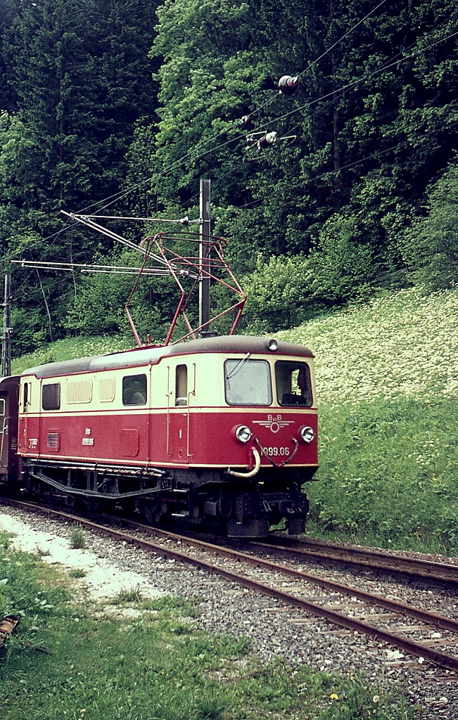 Im Juni 1974 ist die 1099.06 der Mariazellerbahn auf dem 1988 stillgelegten Abschnitt zwischen Gußwerk und Mariazell unterwegs