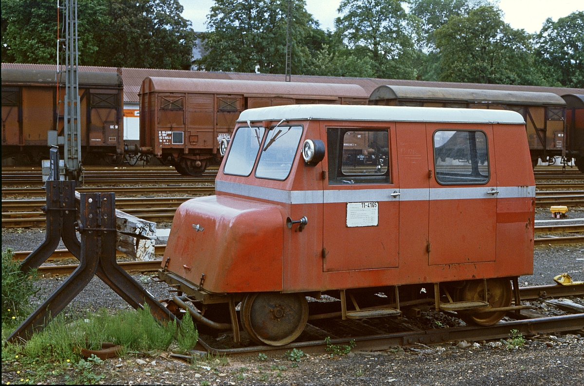 Im Juni 1981  verirrte  sich die Draisine 11-4165 der Bahnmeisterei Marburg nach Frankenberg.