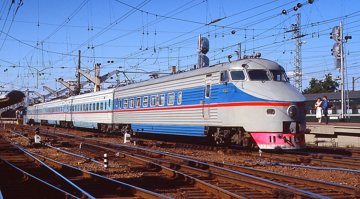 Im Juni 1990 fährt der 1973 von der Waggonfabrik Riga gebaute Schnellfahrtriebzug ER 200 (Höchstgeschwindigkeit 200 km/h) aus Moskau kommend in den Moskauer Bahnhof in Leningrad (heute Sankt Petersburg Glawny) ein. Der Zug wurde 2009 ausgemustert.