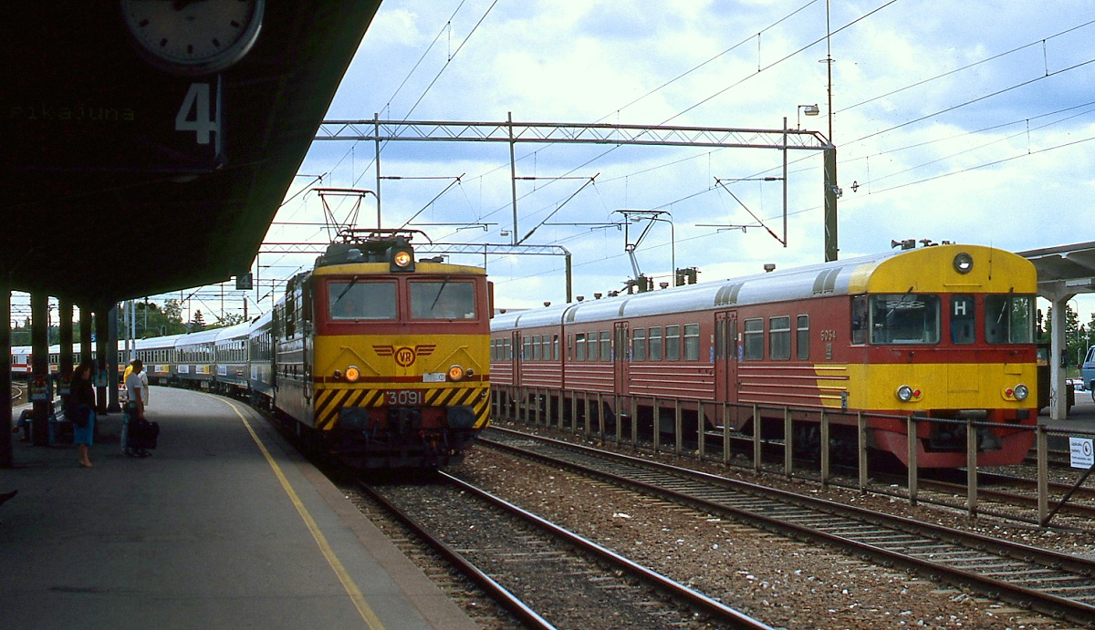Im Juni 1990 fährt Sr1 3091 in den Bahnhof Riihimäki ein, daneben der Sm2 6054 (Juni 1990)