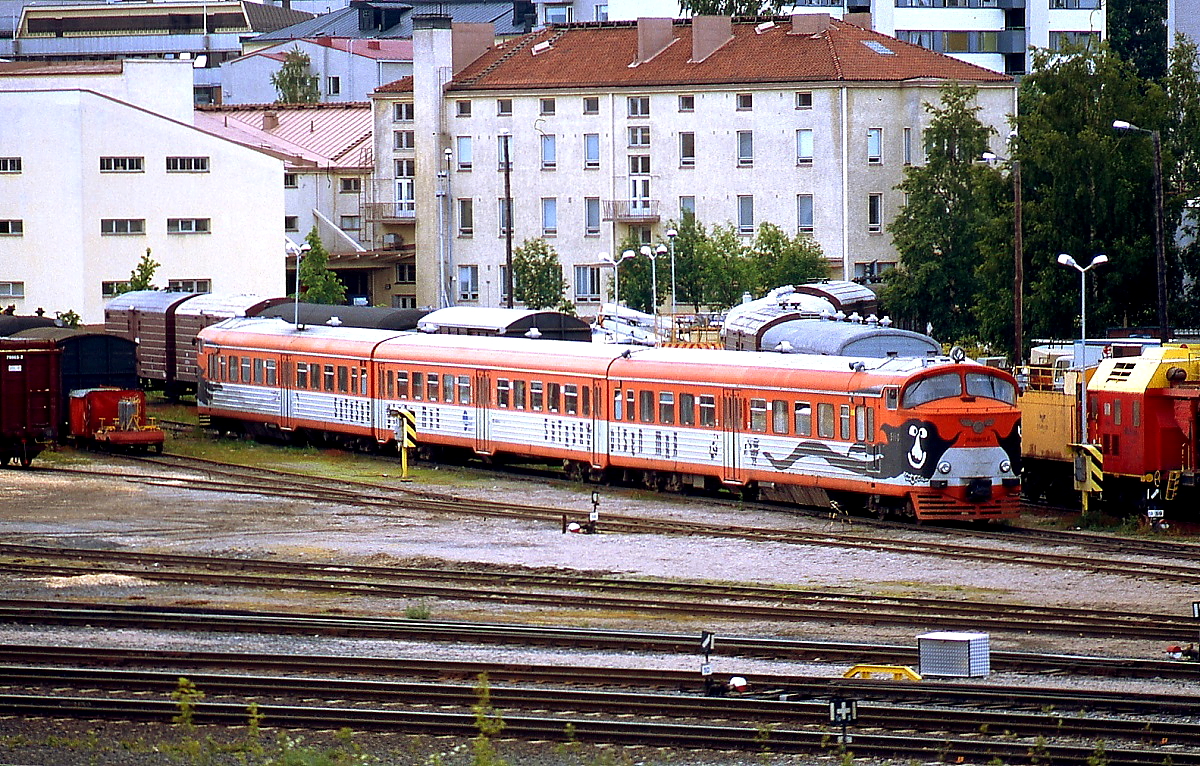 Im Juni 1990 stand diese Triebwageneinheit der Reihe Dm8 oder Dm9 in Jyväskyla abgestellt. Bei der Bemalung dachte ich zunächst an Graffiti, aber es muss sich wohl um eine besondere Gestaltungsvariante gehandelt haben.