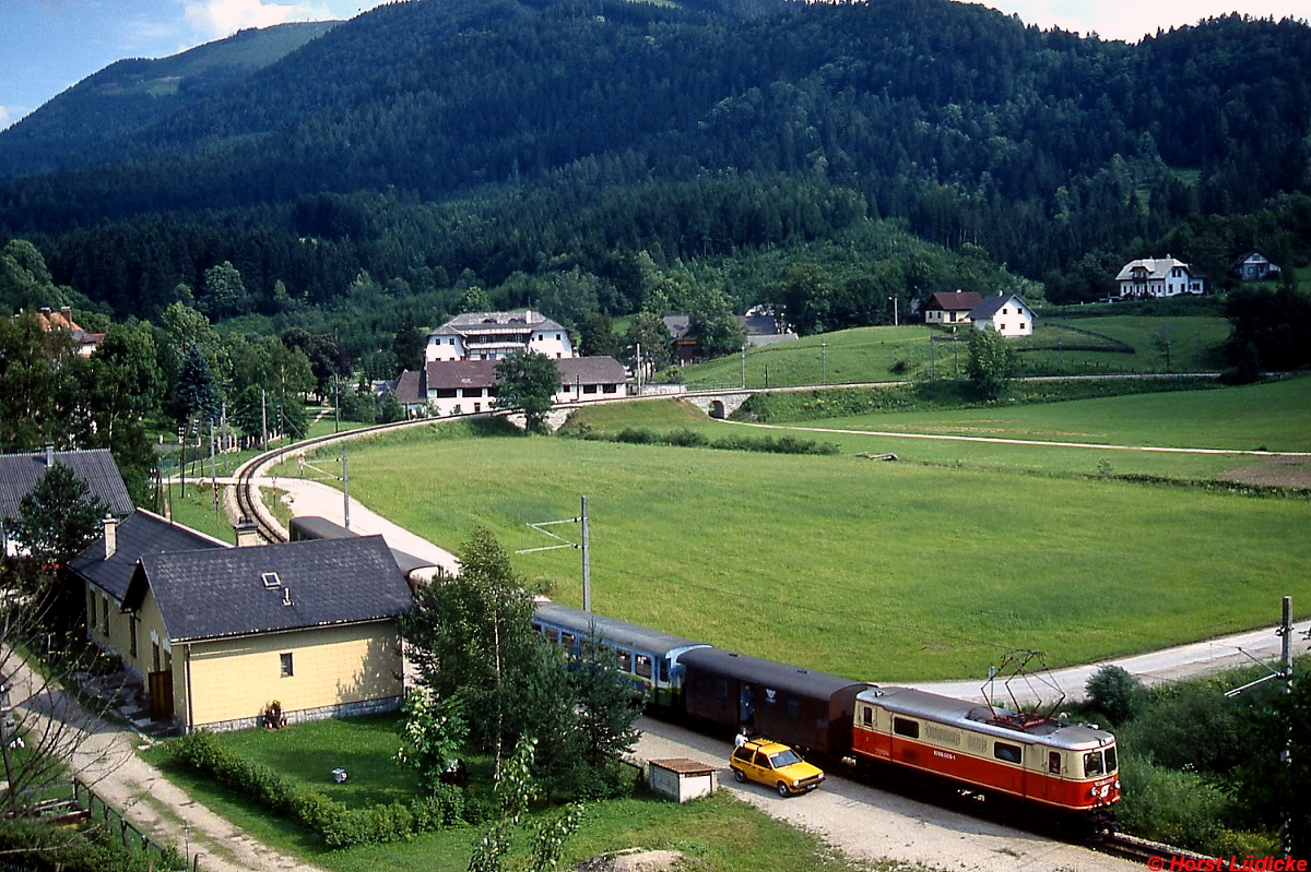 Im Juni 1991 hat eine 1099 mit ihrem Zug nach St. Pölten den Bahnhof Wienerbruck erreicht. Wie man sieht, wurde damals die Post noch mit der Bahn befördert.