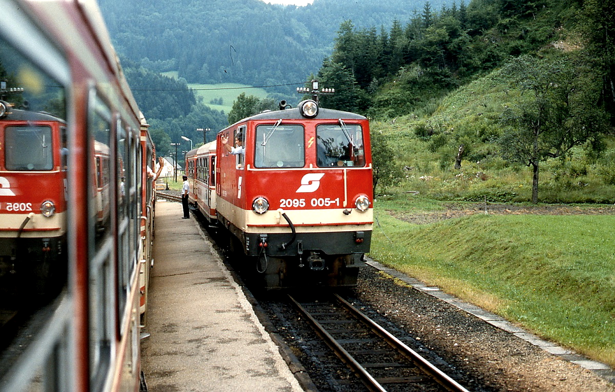 Im Juni 1991 kreuzen sich die Züge nach Waidhofen an der Ybbs mit 2095 008-5 und nach Lunz am See mit 2095 005-1. Für einen freundlichen Gruß der Zugpersonale reicht die kurze Begenung aus.