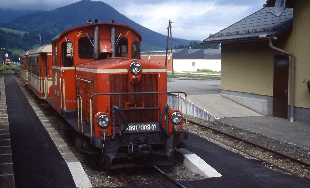 Im Juni 1991 steht 2091 009-7 mit einem Zug nach Ybbsitz abfahrbereit im Bahnhof Gstadt