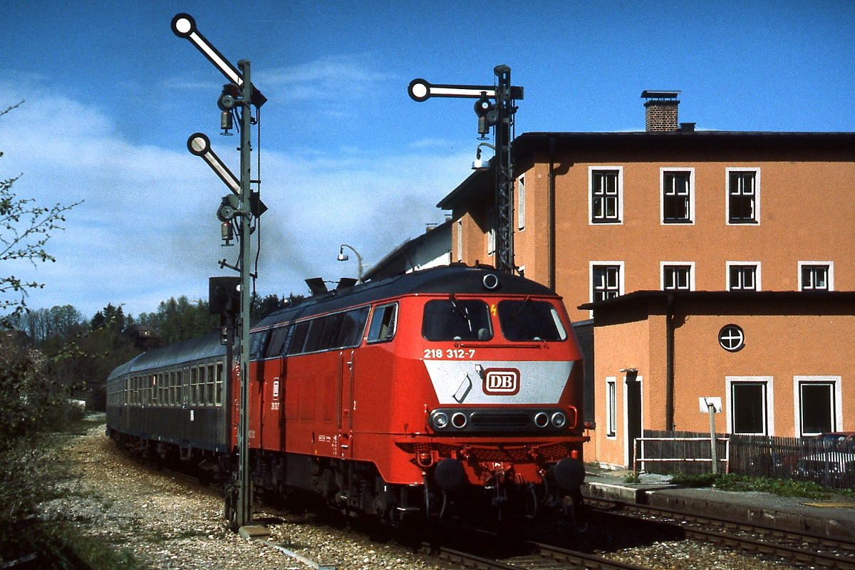 Im Juni 1991 verläßt 218 312-7 den Bahnhof Miesbach in Richtung Bayrischzell