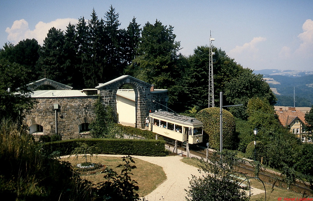 Im Juni 1991 verläßt Tw XV der Pöstlingbergbahn den Bergbahnhof