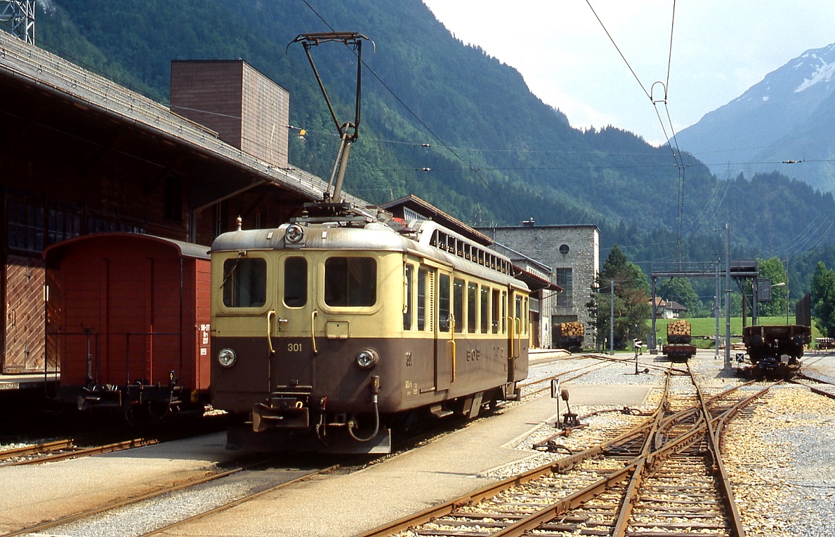 Im Juni 1991 war ABDeh 4/4 301 Berner Oberland-Bahn auf der Meiringen-Innertkirchen-Bahn eingesetzt, hier in Innertkirchen. Der Triebwagen wurde 1949 von SLM/BBC gebaut.