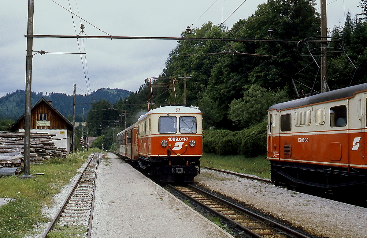 Im Juni 1991 wartet die 1099 013-3 der Mariazellerbahn im Bahnhof Mitterbach eine Zugkreuzung mit der aus St. Pölten kommenden 1099 011-3 ab, bemerkenswert die beigefarbene Dachlackierung der 1099 011-3