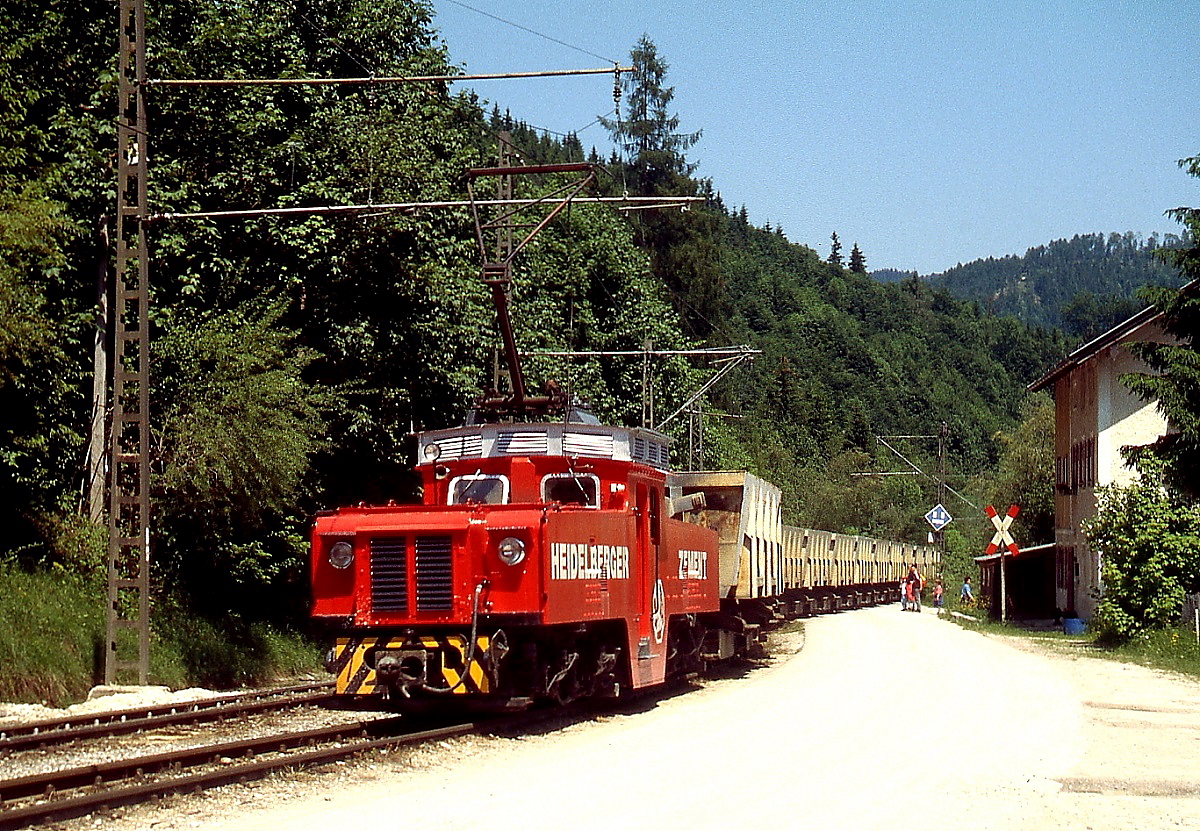 Im Juni 1999 erreicht ein Leerzug der Wachtlbahn kurz vor dem Steinbruch die deutsch-öterreichische Grenze 
