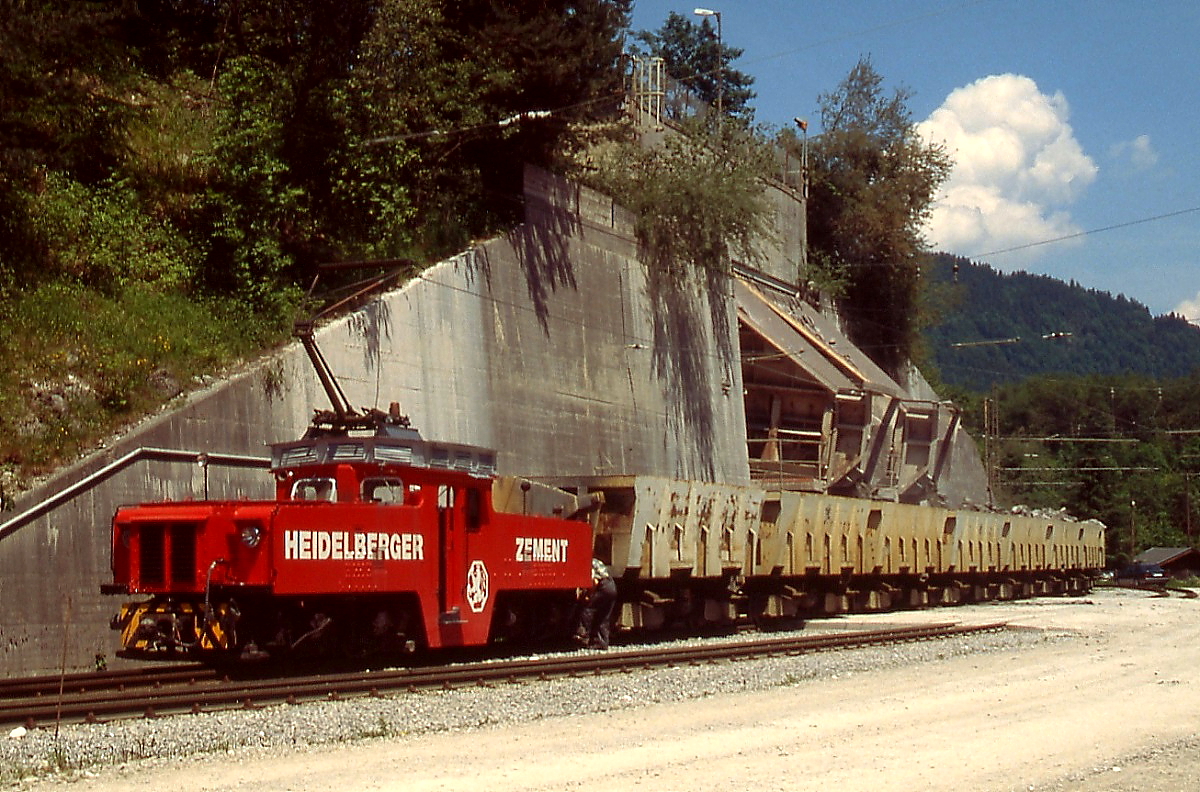 Im Juni 1999 wird ein Zug an der Verladeanlage in Wachtl mit Kalkstein gefüllt