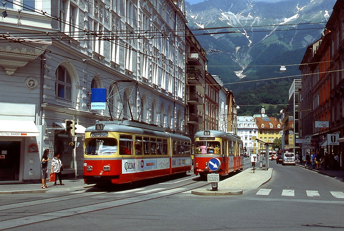 Im Juni 2000 begegnen sich der von der Bielefelder Straßenbahn übernommene Duewag-Tw 41 und der Lohner-Tw 76 an der Haltestelle Bürgerstraße