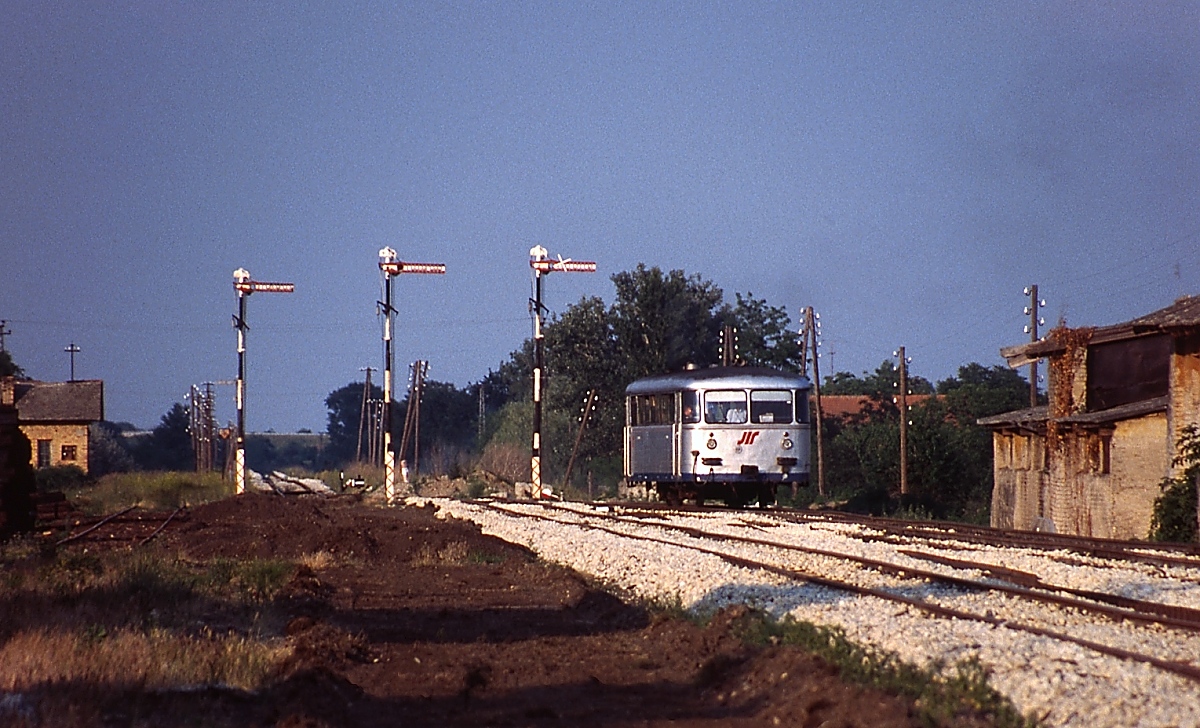 Im Juni 2000 setzt ein 812 der damals noch existierenden JZ im Grenzbahnhof Horgos um. Die Signale nach Ungarn stehen auf Halt, zu diesem Zeitpunkt gab es keinen grenzüberschreitenden Verkehr. Jetzt ist geplant, die Strecke zwischen Szeged/Ungarn und Subotica/Serbien als Bestandteil des paneuropäischen Eisenbahnkorridors 10 zu modernisieren. Vorgesehen sind neben der Elektrifizierung der Ausbau für eine Achslast von 22,5 t und eine Geschwindigkeit von bis zu 120 km/h.