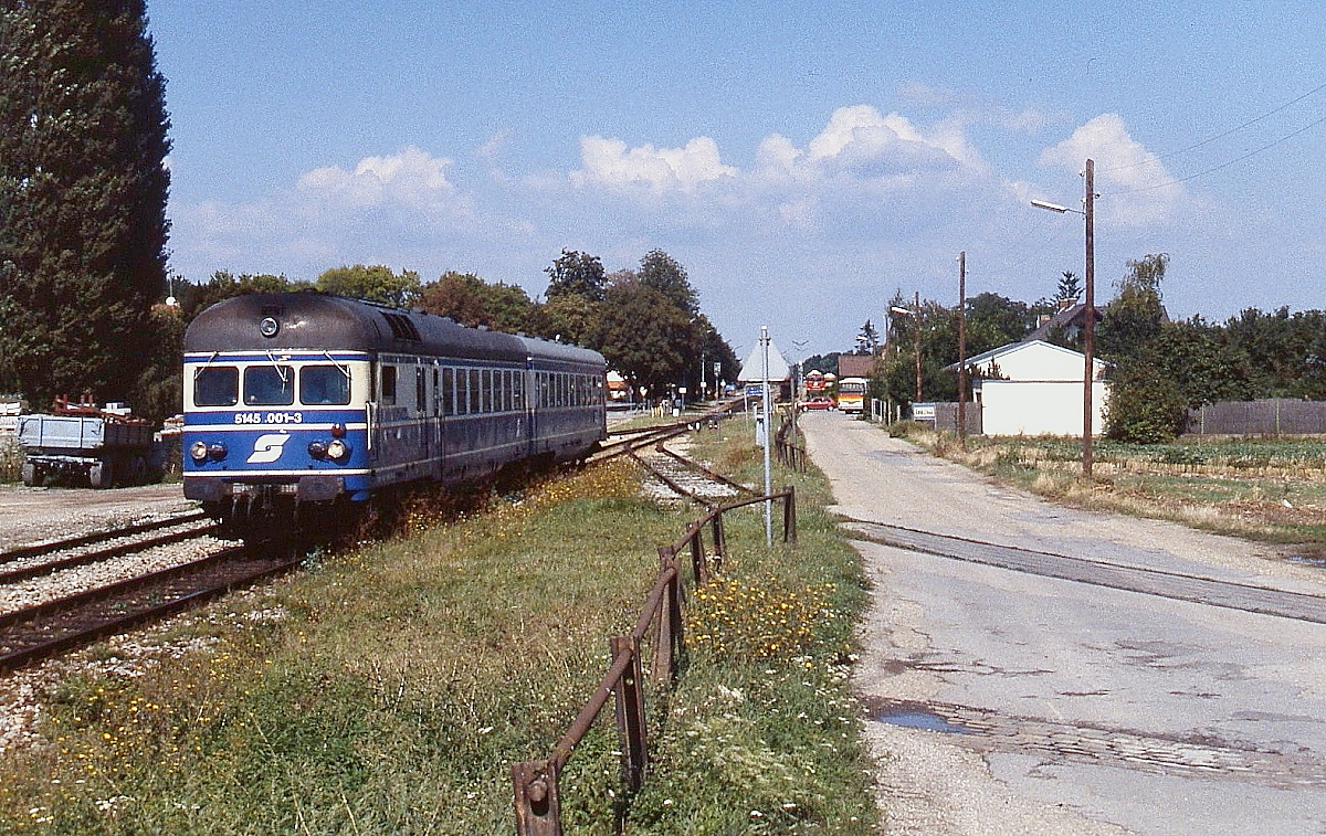 Im Juni 2000 verlässt 5145 001-3 den Bahnhof Laa an der Thaya