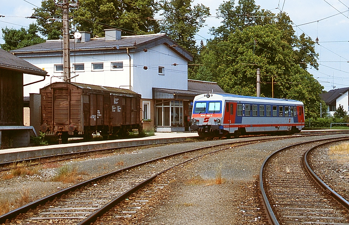 Im Juni 2000 wartet der 5047 082-2 im alten Bahnhof Kammer-Schörfling auf Fahrgäste nach Attnang-Puchheim. 2014 wurde der Bahnhof verlegt und die Strecke zum Seeufer stillgelegt.