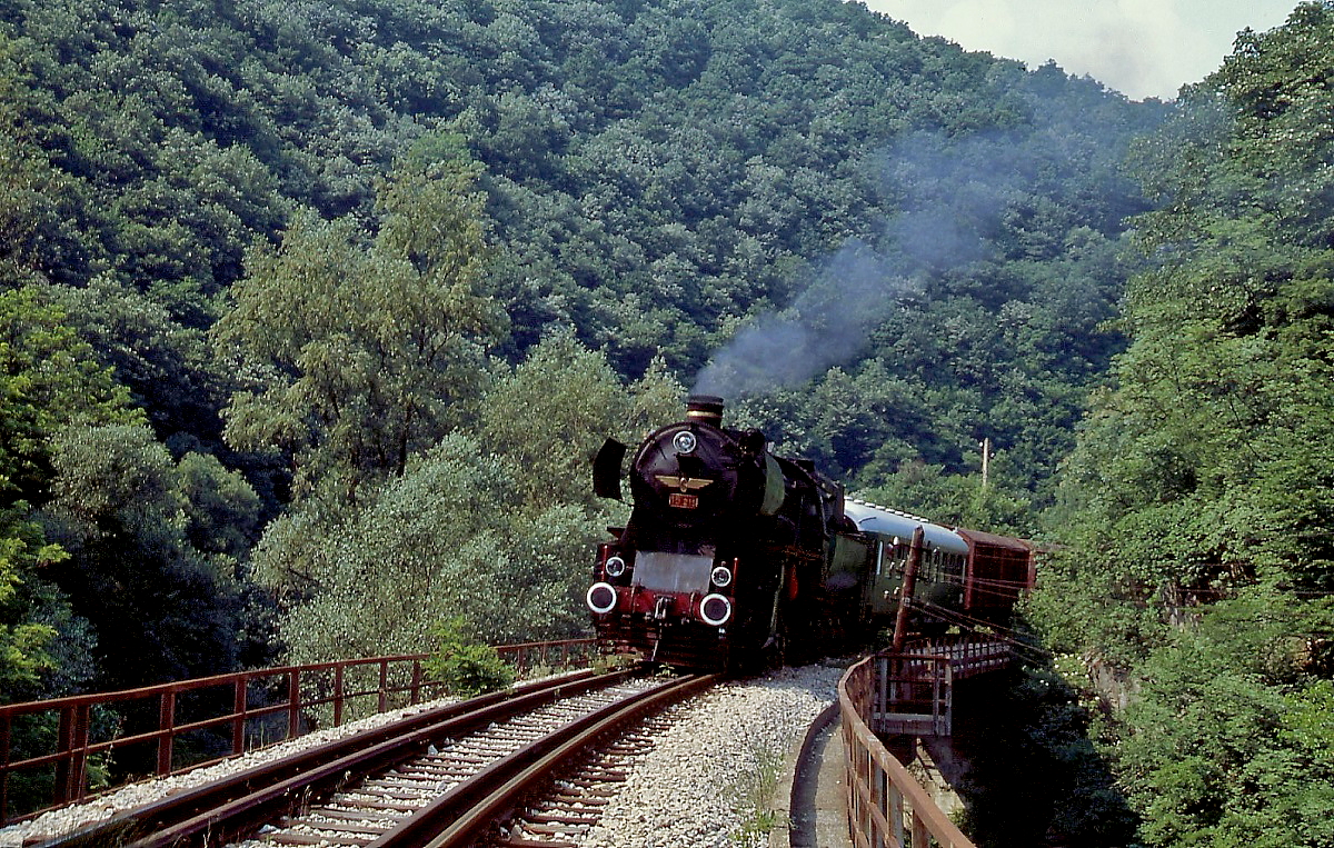 Im Juni 2003 ist BDZ 15.215 mit einem Sonderzug auf der 44 km langen Nebenbahn von Gorna Orjahovitza nach Elena im Balkangebirge unterwegs. Die landschaftlich schöne Strecke wurde leider stillgelegt.