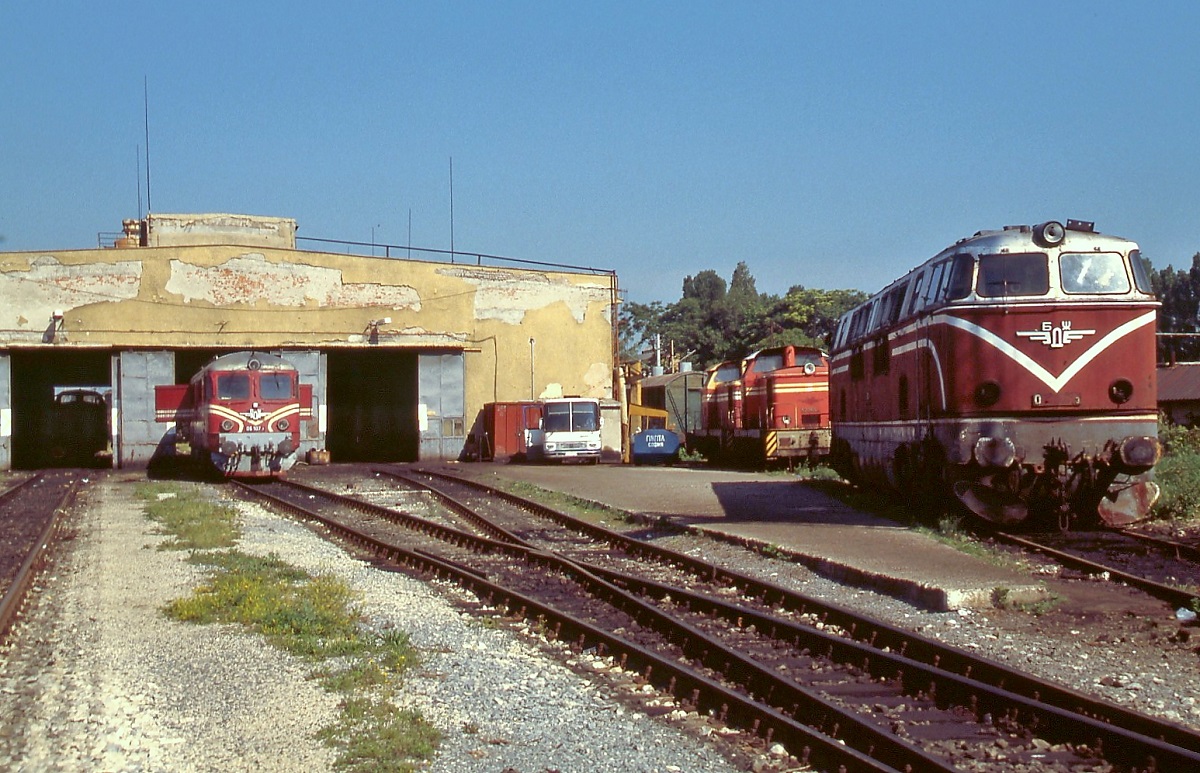Im Juni 2003 sind im Depot Sofia Lokomotiven der Baureihen 04, 06 und 52 abgestellt. Die BR 04 (ganz rechts) entspricht der ÖBB-Reihe 2020 und wurde in 50 Exemplaren von der BDZ beschafft. Dahinter zwei Lokomotiven der BR 52, die von LEW  Hans Beimler  in Hennigsdorf geliefert wurden und baugleich mit der DR-V 60 sind. Links im Hintergrund eine BR 06, die von Electroputere/Rumänien stammt, aber auf eine Konstruktion von SLM/Sulzer/BBC zurückgeht.