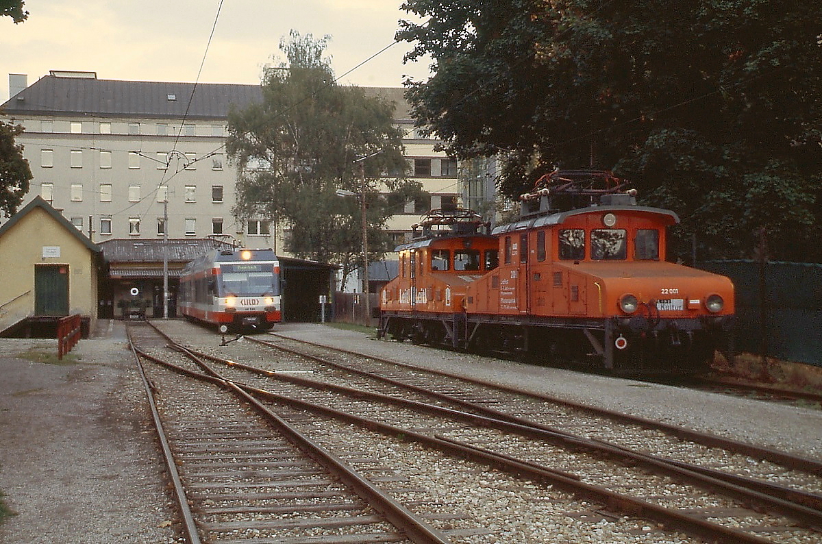 Im Juni 2003 treffen sich alt und neu im Linzer Lokalbahnhof: Im Hintergrund der frisch gelieferte ET 22.155 von Stadler Rail, rechts die 1915 von Ganz & Co. gebauten E 22.001 und 005. Seit 2005 fahren die Züge der Linzer Lokalbahn vom Hauptbahnhof ab, das Gelände des früheren Lokalbahnhofes wurde überbaut.