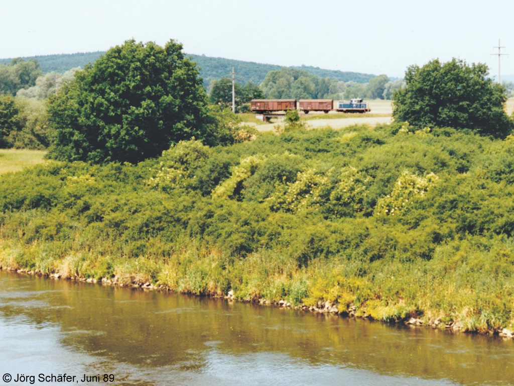 Im Juni 89 hatte die Übergabe aus Ebrach wieder mal zwei Güterwagen am Haken, als sie zwischen den Brücken über die Regnitz- und den Main-Donau-Kanal fotografiert wurde.