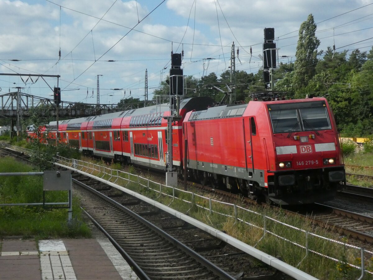 Im Juni diesen Jahres waren für die Züge der RE5  verschiedene  unterschiedliche Lokbaureihen im Einsatz. Auf dem Bild bringt 146 279 einen RE5  nach Berlin. Aufgenommen bei der Durchfahrt in Birkenwerder b.Berlin am 28.6.23.