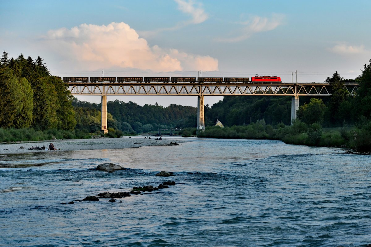 Im Juni und Juli diesen Jahres fanden an der KBS 950 zwischen Ostermünchen und Rosenheim umfangreiche Arbeiten statt - insbesondere wurde die Oberleitung auf diesem Streckenabschnitt komplett erneuert. Aus diesem Grund wurden einige Züge über das Mangfalltal umgeleitet. Leider waren es aus Fotografensicht deutlich weniger als erhofft. Insbesondere der Güterverkehr nahm doch zumeist den Regelweg. Am 05. Juni 2018 gab es eine erfreuliche Ausnahme: Der sogenannte Aicher Stahlzug von Hammerau nach Herbertshofen fuhr die Umleitung über Holzkirchen. Gezogen von 151 169 donnerte der Zug im letzten Abendlicht am 05. Juni 2018 über die Großhesseloher Brücke. 
