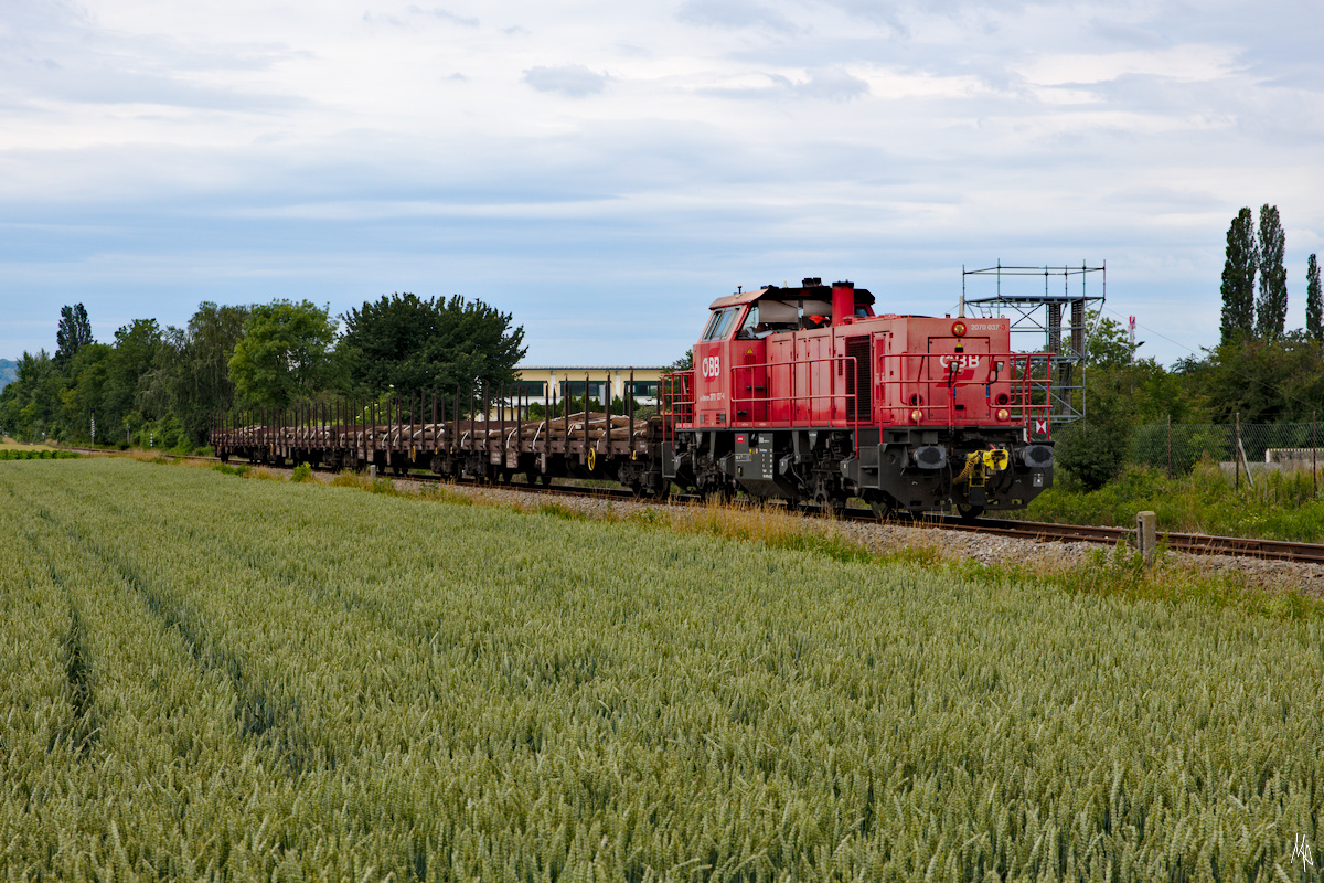 Im Juni waren einige Züge mit Flachwagen auf der Landesbahn nach Harmannsdorf-Rückersdorf unterwegs. Hier der Zug mit 2070.037 noch in Korneuburg. (22.06.2020)