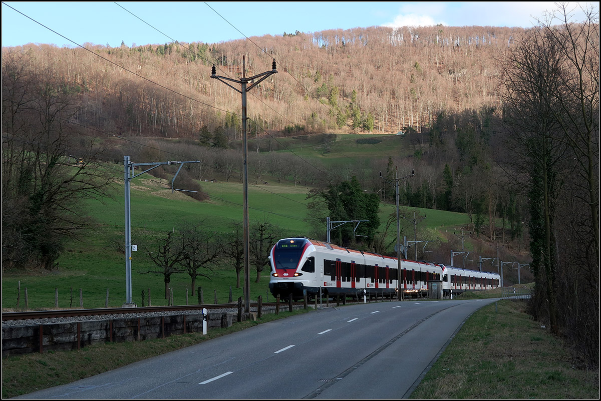 Im Jura -

Ein Flirt der Basler S-Bahn auf der Fahrt nach Basel kurz vor Angensteiner Tunnel bei Aesch.

07.03.2019 (M)