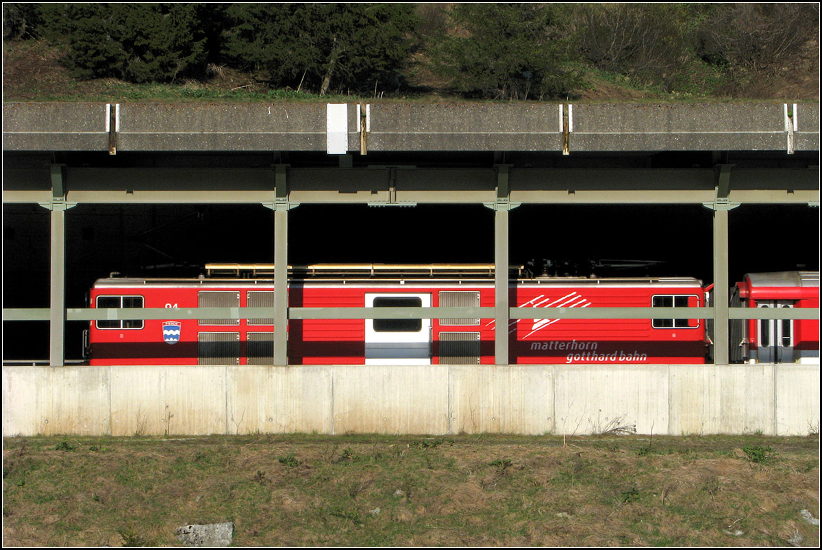 Im Käfig -

Lokomotive der MGB in der kombinierten Bahn-/Straßengalerie der Schöllenenbahn kurz vor Andermatt. 

10.05.2008 (J)