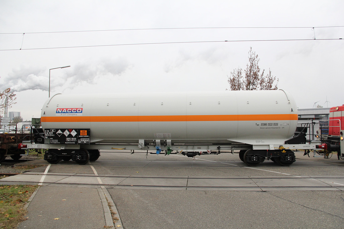 Im Karlsruher Hafen konnte ich am 20. November diesen Kesselwagen ablichten.
Anbei die Daten zum Wagen. Gattung: Zags // Eigentümer: NL-Nacco // Wagennummer: 7813 014-3.
Ladegut: Ammoniak (leer).

