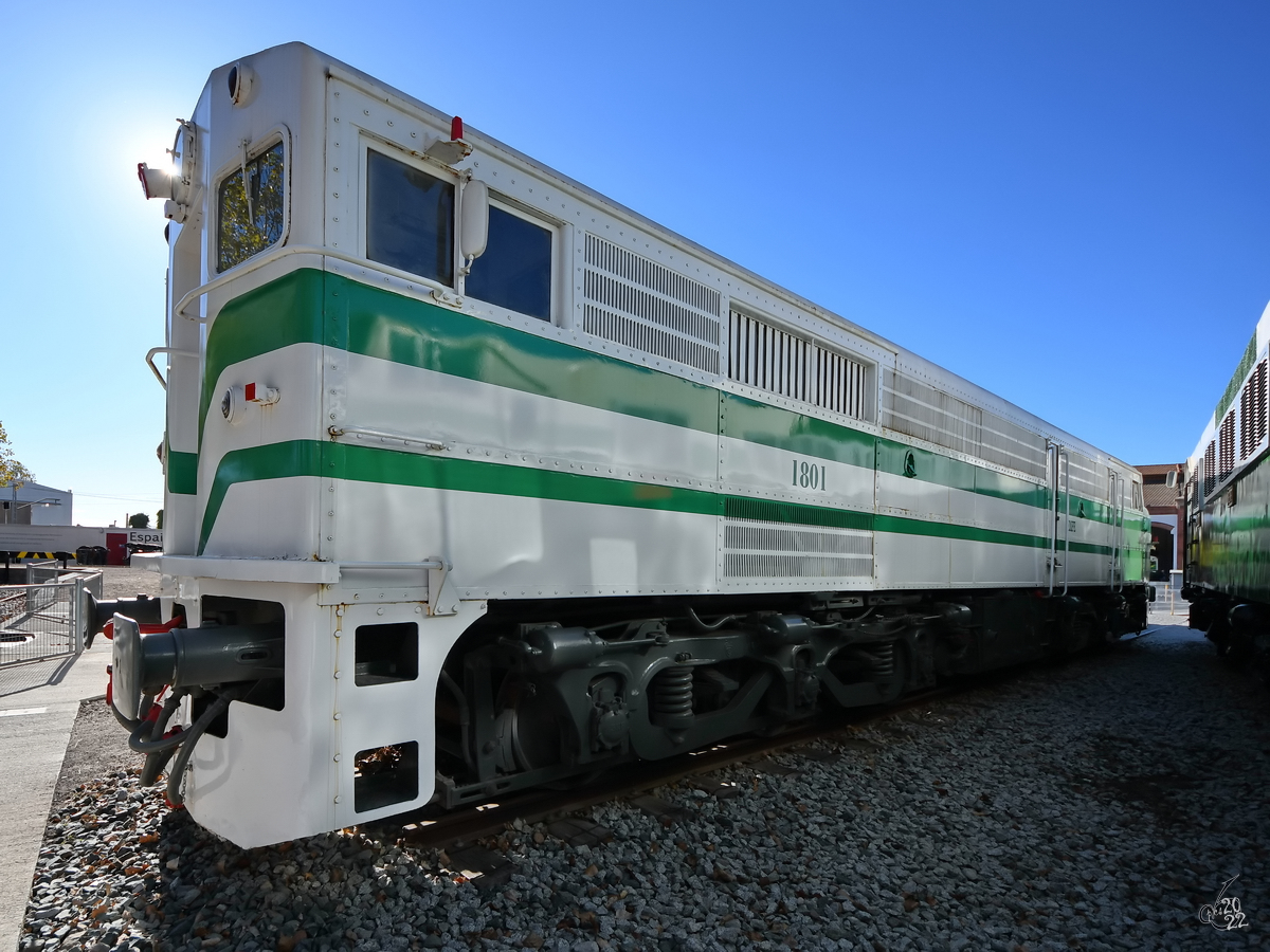 Im Katalanischen Eisenbahnmuseum ist die 1958 gebaute Renfe 1801  Marilyn  (318-001) ausgestellt. (Vilanova i la Geltrú, November 2022)