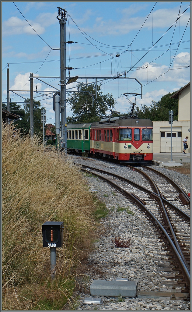 Im  Keil -Bahnhof von Apples wartet der Be 4/4 11 mit Bt als Regionalzug 26 auf Anschlussreisende von Morges und Bière der BAM Züge 126 und 127. 
Das Bild entstand aus dem eintreffenden BAM Regionalzug 127 von Bière. 
30. Juni 2014
