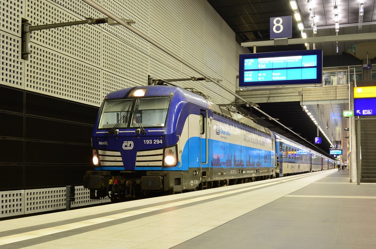 Im Keller des Berliner Hbf war es tagsüber noch recht angenehm zu fotografieren und so wartete dort 193 294 mit ihrem EC378 nach Kiel auf Abfahrt.

Berlin 25.07.2018