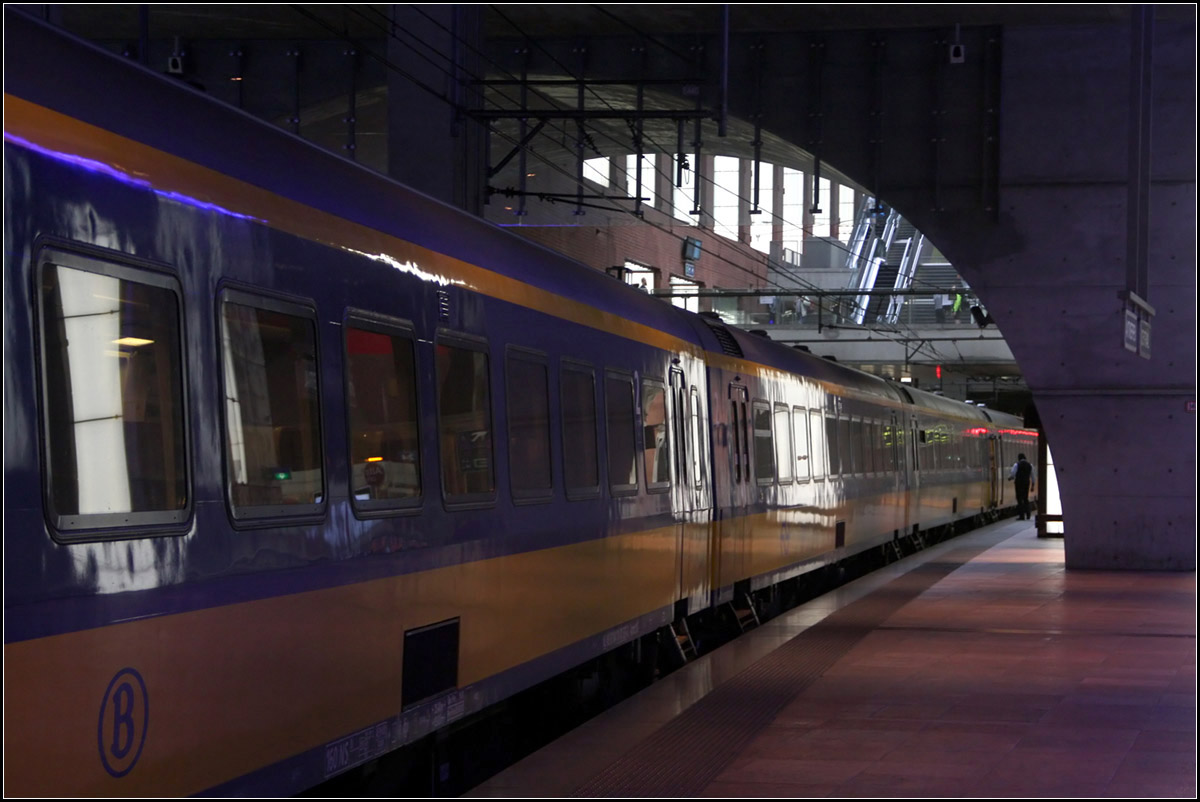 Im Keller - 

Ein Zug aus Rotterdam nach der Ankunft im Untergrund von Antwerpen Centraal.

21.06.2016 (M)